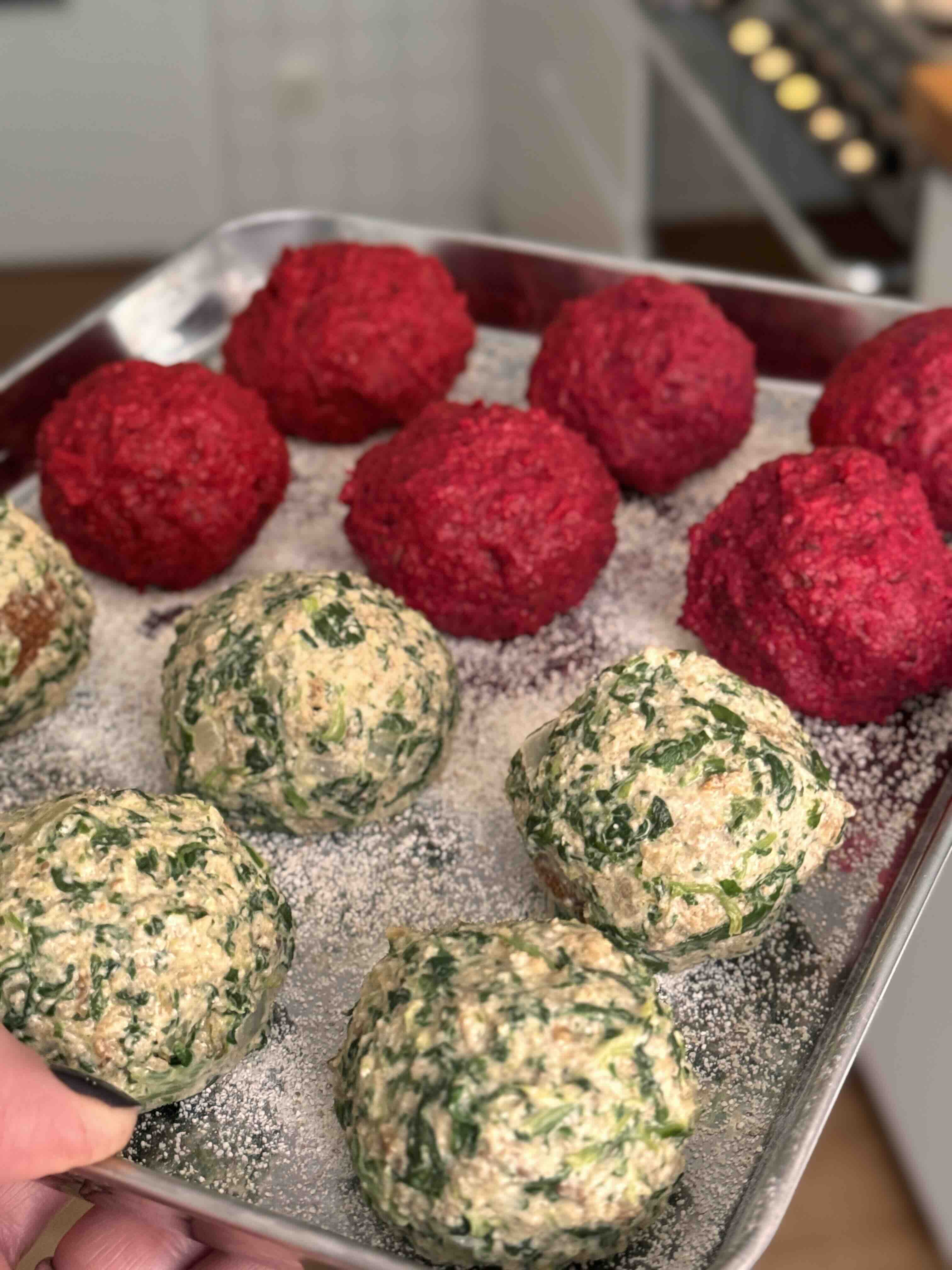 „Knödel“ sau găluște din pâine veche cu sfeclă roșie și spanac