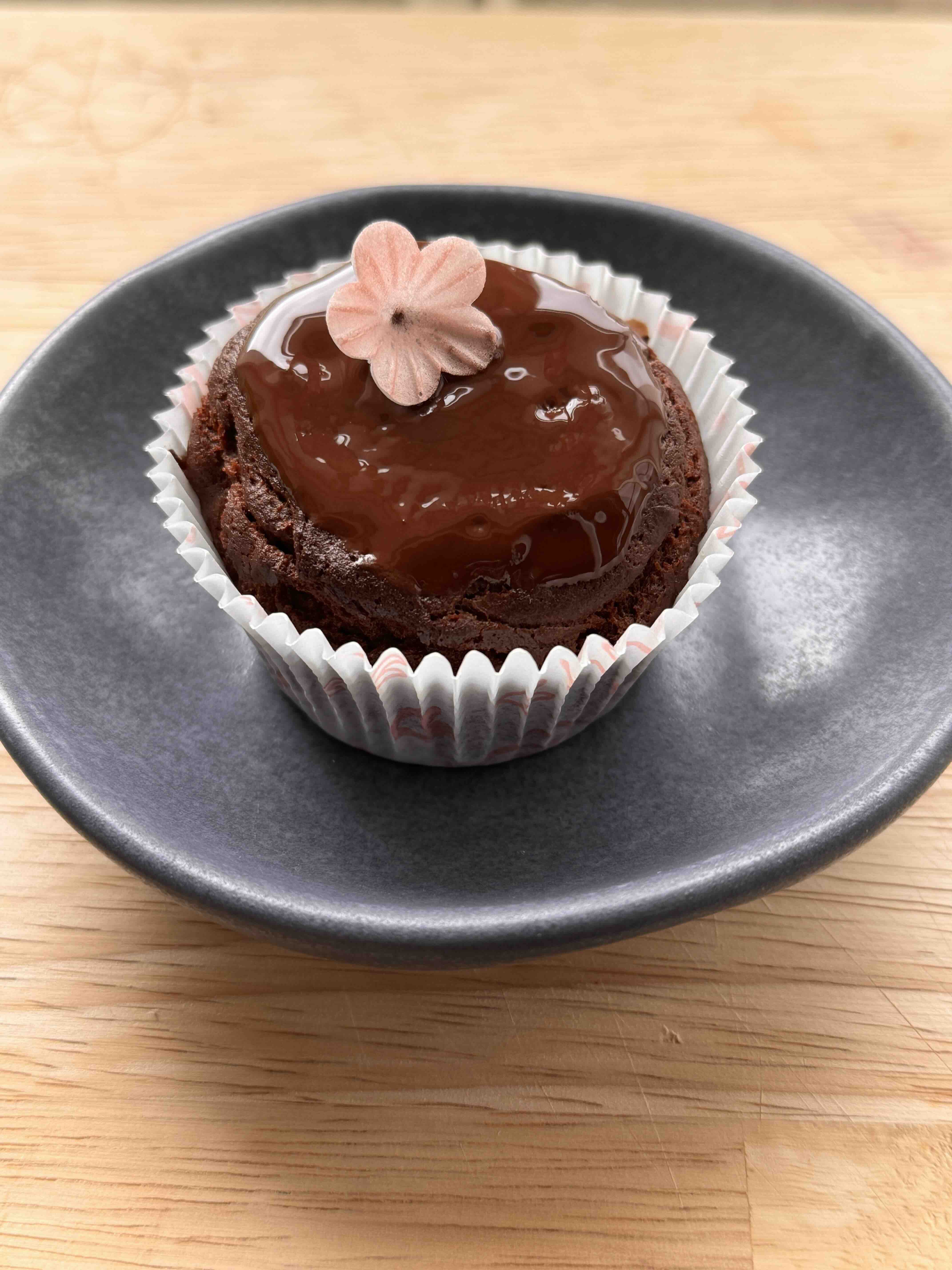 Brioșe cu sfeclă roșie și cacao - îndulcite cu sirop de arțar