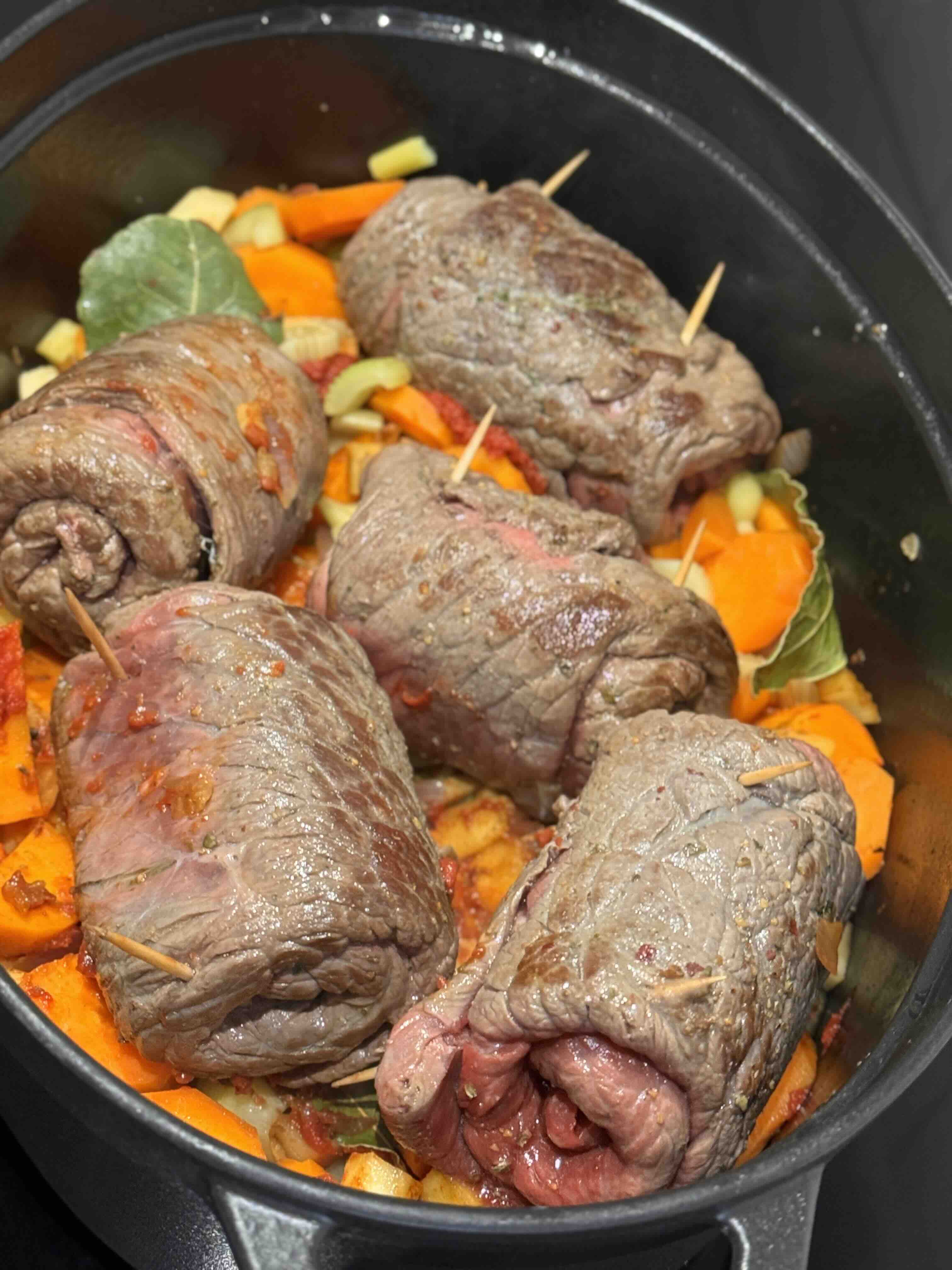 rulouri de vită cu prosciutto, pesto și sos de vin roșu